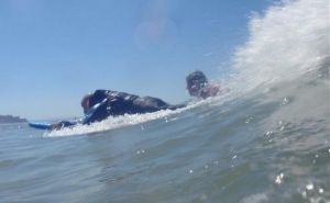 Associação de surf adaptado quer criar competições para pessoas com deficiência