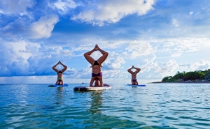 Paddleboard yoga ganha adeptos em praias do Algarve 