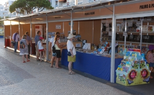 FEIRA DO LIVRO E DO ARTESANATO DE QUARTEIRA ATRAI VERANEANTES AO CALÇADÃO