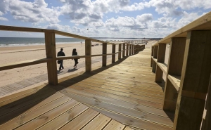 Praia de Alvor com nova imagem e o maior passadiço pedonal do Algarve