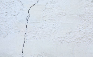 Fendas nas paredes: como as tapar bem antes de pintar