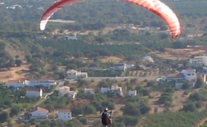 Loulé | Jovem resgatado de helicóptero após queda de parapente