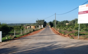 PAVIMENTAÇÃO DE ESTRADA DA RIBEIRA ALTA (ALGOZ) FOI CONCLUÍDA