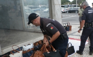 Polícia Marítima fiscaliza venda ambulante em Lagos