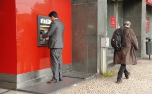 Portugueses levantaram mais de 27.000 milhões de euros no multibanco em 2017, um recorde