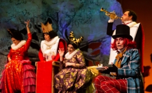 MUNDO ENCANTADO DE «ALICE NO PAÍS DAS MARAVILHAS» NO CINE-TEATRO LOULETANO COM TEATRO DO ELÉCTRICO 