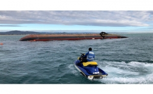 Draga de 80 metros vira na barra da Armona (em atualização)