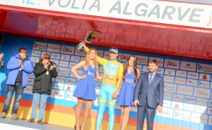 Volta ao Algarve | Luis León Sánchez triunfa na Fóia 