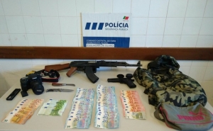 PSP DE OLHÃO APREENDE DINHEIRO E ARMAS