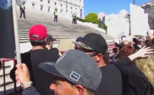 Cerca de 200 pessoas protestam contra demolições na Ria Formosa frente ao parlamento