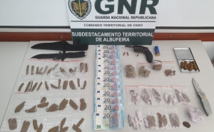 Cinco detidos por tráfico de estupefacientes e posse de armas proibidas em Albufeira