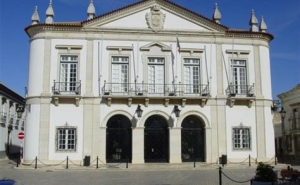 Em comunicado Câmara Municipal de Faro reitera a sua confiança em todos os membros do executivo