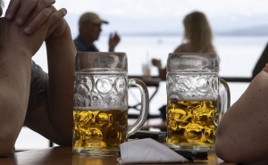 Portugueses consomem anualmente 12 litros de álcool - OCDE