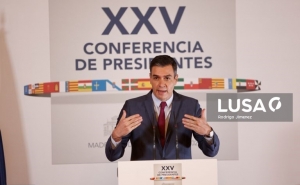 Covid-19: Espanha «intensifica» vacinação e estende ao exterior a obrigatoriedade de utilização de máscaras