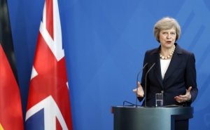 Queres almoçar com a primeira-ministra britânica? Podes, se pagares 3700 euros