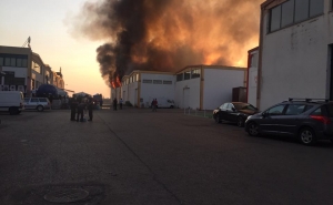 Incêndio em armazém em Albufeira dominado
