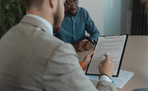Letras pequeninas nos contratos ao consumidor proibidas a partir de hoje