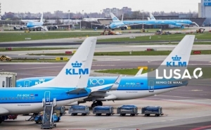 Covid-19: KLM diz que vai voar «o máximo possível» para repatriar passageiros