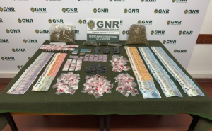 GNR | Albufeira – 18 detidos e apreensão de mais de 3 000 doses de estupefacientes