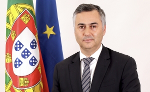 Ministro da Educação esclarece que proibição do uso do telemóvel é para alunos do público e privado
