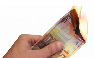 Juros da dívida superam 4% e abrem a porta a novo rating de lixo