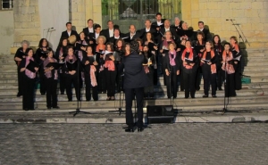 Chega o Verão e as ruas de Faro enchem-se de música e dança