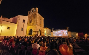 CONTINENTE RECEBE CENTENAS DE PESSOAS NO CINEMA NA PRAÇA EM FARO