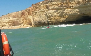 Salva-Vidas Resgata 6 turistas de uma gruta perto da praia de Benagil