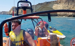 Praticantes de mota de água resgatados em Ferragudo