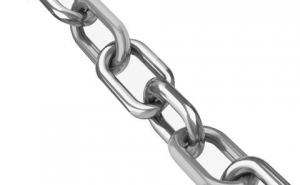 Trabalhadora acorrenta-se a empresa em Portimão para exigir salários em atraso