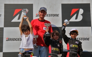 Mateus Cabrelli no lugar mais alto do pódio no Kartódromo Internacional de Braga