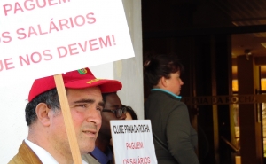 Trabalhadores do Clube Praia da Rocha reclamam salários em atraso