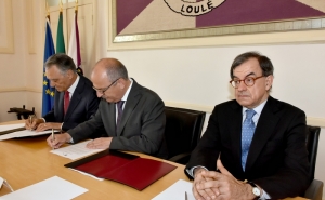 CAVACO SILVA E OLIVEIRA MARTINS COM FUNDOS DOCUMENTAIS NA BIBLIOTECA MUNICIPAL DE LOULÉ DE CERCA DE 20 MIL LIVROS