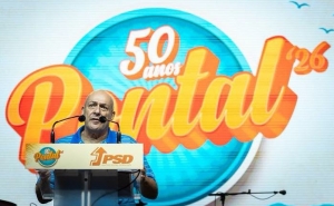Montenegro distingue Mendes Bota como presidente honorário do PSD do Algarve