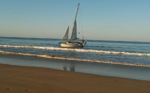 Desencalhe de veleiro na Praia da Rocha em Portimão