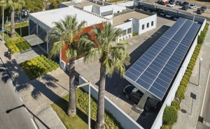 Inframoura instala sistema inovador de acumulação de energia renovável pela reutilização de baterias de veículos elétricos 