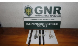 Homem detido em Almancil por furto a residência