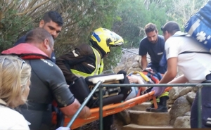 Resgate de vítima em praia de difícil acesso