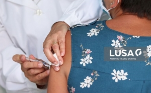 Covid-19: Suspeitas de efeitos secundários das vacinas na UE representam 0,3%