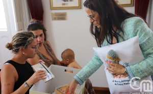 Os novos bebés castromarinenses, a cegonha São e os Amingos marcam momentos na entrega das Caixas de Afetos