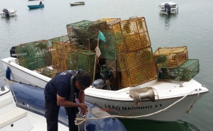 Polícia Marítima fiscaliza artes de pesca sem sinalização ou identificação