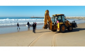 Polícia Marítima apoia tripulante de embarcação que naufragou junto à praia de Quarteira