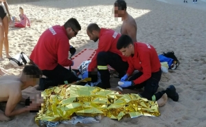 Resgatados três jovens arrastados por uma onda do passadiço do Peneco em Albufeira