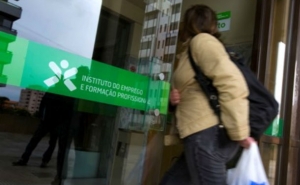 Desemprego (nos 12,2%) continua a ser uma das dificuldades mais sérias do país, admite ministro