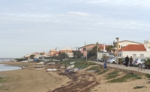 Dezenas de moradores protestam contra demolição de habitações na ilha do Farol