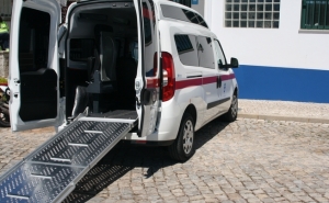 Junta de Freguesia de Salir compra nova carrinha para transporte de doentes