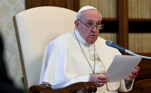 Papa Francisco critica os cristãos que «rezam como papagaios»