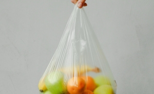 Os sacos de plástico transparentes vão acabar: o que muda até 2027?