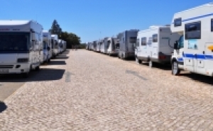 Identificados 24 caravanistas por acampar em locais proibidos em Quarteira