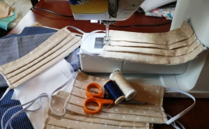 Quarteira mobiliza voluntárias para fazer máscaras sociais 